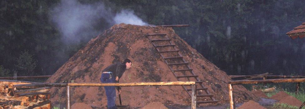 Kohlenmeiler während der Köhlerwoche Erfweiler 