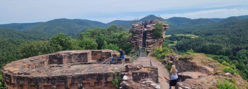 Dreharbeiten auf der Burg Alt-Dahn für die SWR Sendung "Expedition in die Heimat - Das Glück im Dahner Felsenland"_ Foto: Anette Lang Dreharbeiten auf der Burg Alt-Dahn für die SWR Sendung "Expedition in die Heimat - Das Glück im Dahner Felsenland"_ Foto: Anette Lang
