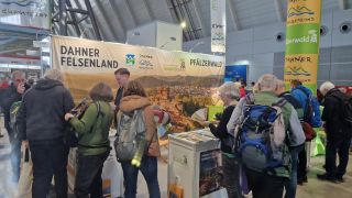 Interessierte Messebesucher am Stand auf der CMT 2026_Foto Anette Lang