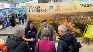 Verbandsbürgermeister Holger Zwick im Gespräch mit Messebesuchern_Foto Adrian Stilgenbauer