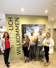 Familie Lowrie bei der Überreichung der 3-Sterne Superior Auszeichnung in der Hahnfels Pension, Erfweiler
