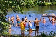 Badefreuden am Schöntalweiher bei Ludwigswinkel_Foto Manfred Kuntz