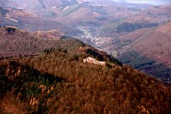 Luftaufnahme mit Blick auf die Wegelnburg und die Ortsgemeinde Wingen/Elsass im Hintergurd - Foto: Kurt Groß