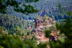 Blick vom Lämmerfelsen auf den Büttelfelsen und Jungfernsprung - Foto: Kurt Groß