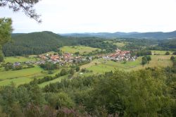 Blick vom Christkindelsfelsen auf Rumbach - Foto: Jacques Noll