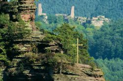 Blick auf Jungfernsprung und im Hintergrud Burgenmassiv Altd-Dahn - Foto: Kurt Groß