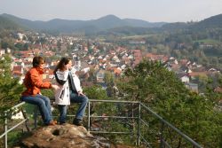 Blick vom Schwalbenfelsen auf Dahn und die Burgengruppe Alt-Dahn - Foto: Peter Zimmermann