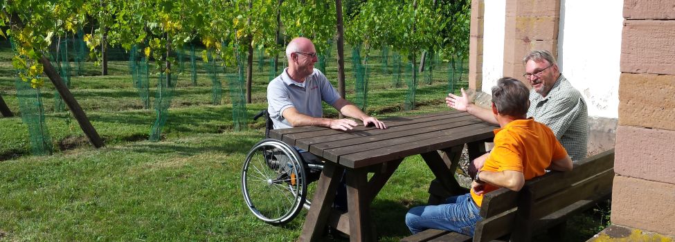 Barrierefreier Picknickplatz hinter der Kirche - Foto: Anette Lang