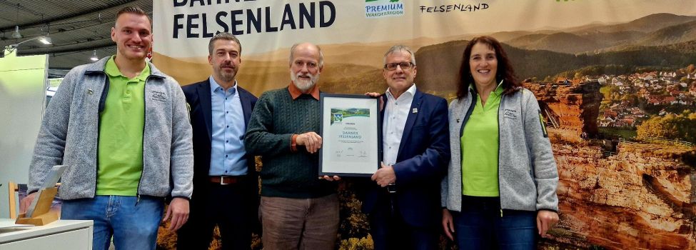 Überreichung der Urkunde Premium Wanderregion - Foto: Christoph Riemeyer Überreichung der Urkunde Premium Wanderregion - Foto: Christoph Riemeyer