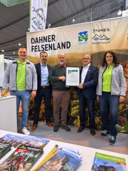 Überreichung der Urkunde auf der Messe CMT in Stuttgart - Foto: Christoph Riemeyer
