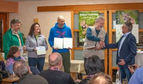Überreichung der Urkunde bei der Einweihung Luchs-Pfad - Foto: Christoph Riemeyer