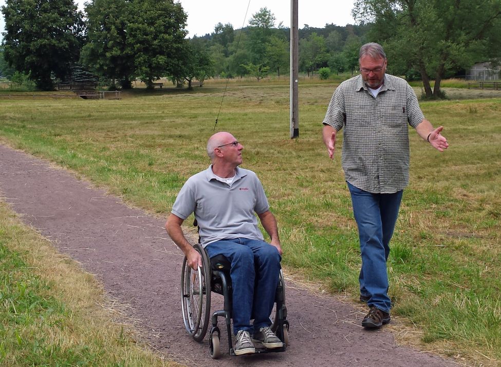 Unterwegs auf der Rolli-Tour am Barfußpfad - Foto Anette Lang