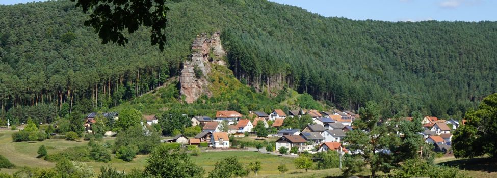 Blick auf den Kapellenfelsen in Schindhard - Foto: Jacques Noll