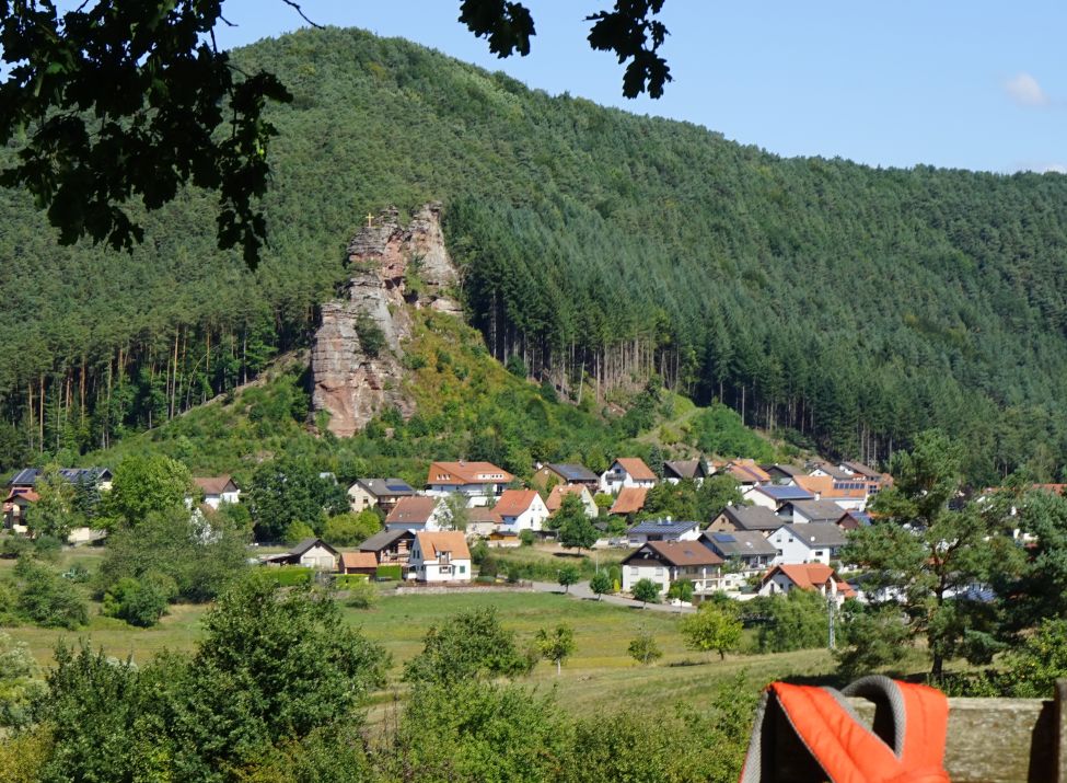 Blick auf den Kapellenfelsen in Schindhard - Foto: Jacques Noll