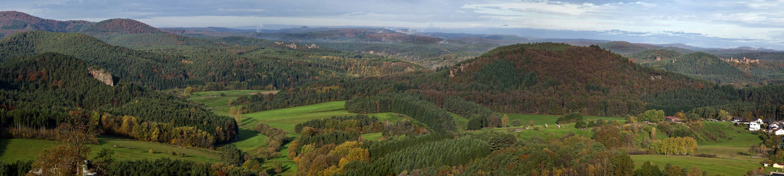 Blick ins Dahner Felsenland - Foto Harald Kröher Blick ins Dahner Felsenland - Foto Harald Kröher